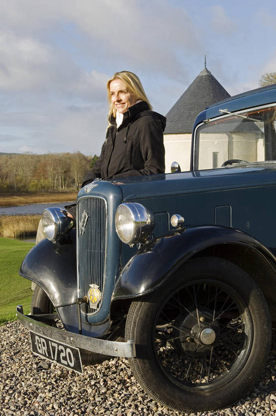 儿童,成年人,一个人,站,竖图,室外,酒店,古董车,英国,北爱尔兰,休闲装,靠,靠着,发动机,放松,摄影,老爷车,女孩,女人,彩图,弗马纳区,厄恩湖