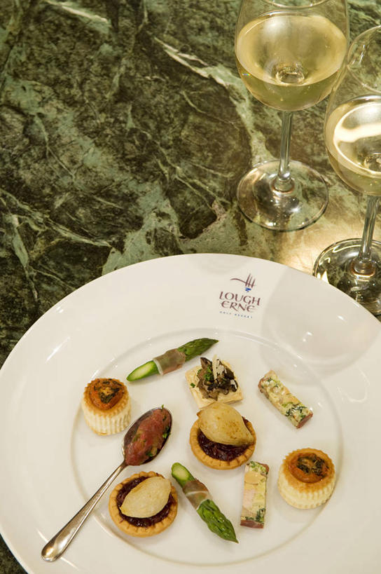 点心,面包,葡萄酒,无人,竖图,室外,酒店,芦笋,英国,北爱尔兰,小的,符号,食品,面点,食物,糕点,盘子,摄影,葡萄酒杯,选择,酥皮馅饼,彩图,弗马纳区,厄恩湖,茶匙