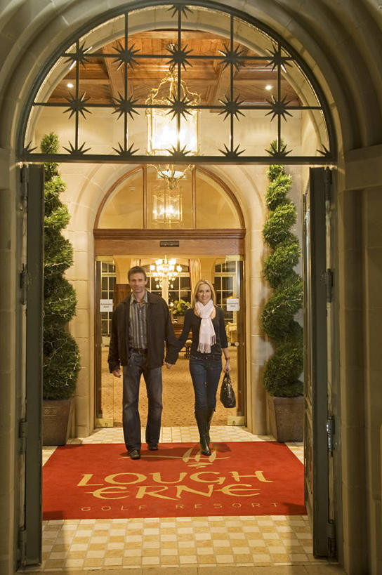 两个人,微笑,竖图,门,酒店,英国,北爱尔兰,符号,拱门,休闲装,放松,摄影,步行,手牵手,彩图,弗马纳区,伴侣,厄恩湖