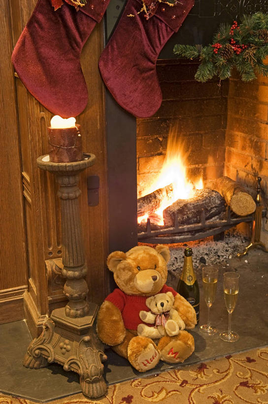 无人,竖图,壁炉,酒店,蜡烛,礼物,英国,北爱尔兰,圣诞节,节日,庆祝,发光,火焰,冬天,泰迪熊,光亮,热,文化,圣诞袜,袜子,酒瓶,瓶子,香槟,庆典,季节,摄影,纪念,香槟杯,开火,彩图,弗马纳区,厄恩湖