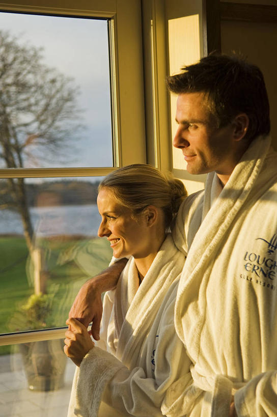 成年人,两个人,美容院,竖图,室外,美容,酒店,英国,北爱尔兰,浪漫,看,表,放松,摄影,生活方式,异性恋,男人,女人,休闲活动,彩图,浴衣,爱,弗马纳区,伴侣,厄恩湖