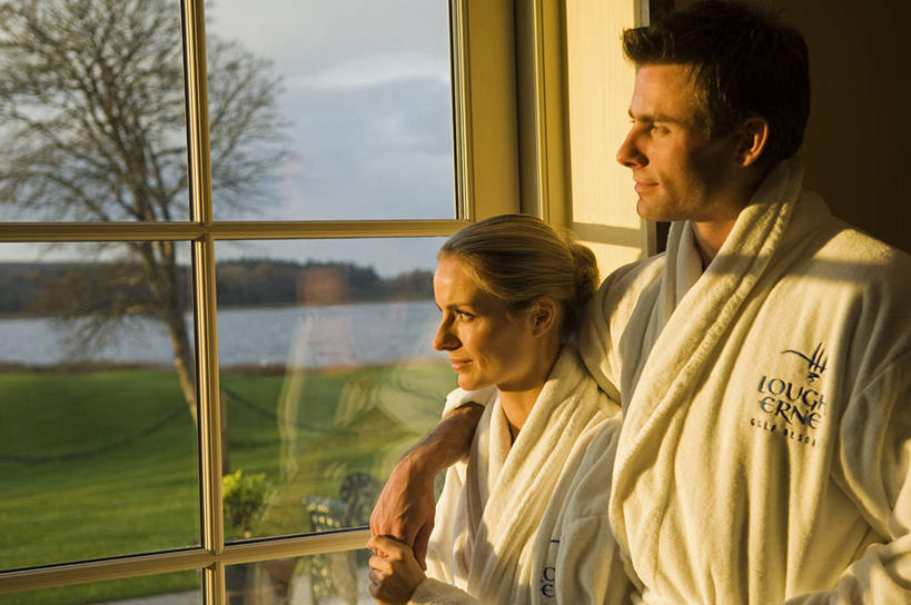 成年人,美容院,横图,室外,美容,酒店,英国,北爱尔兰,浪漫,看,表,放松,摄影,生活方式,异性恋,男人,女人,休闲活动,彩图,浴衣,爱,弗马纳区,伴侣,厄恩湖