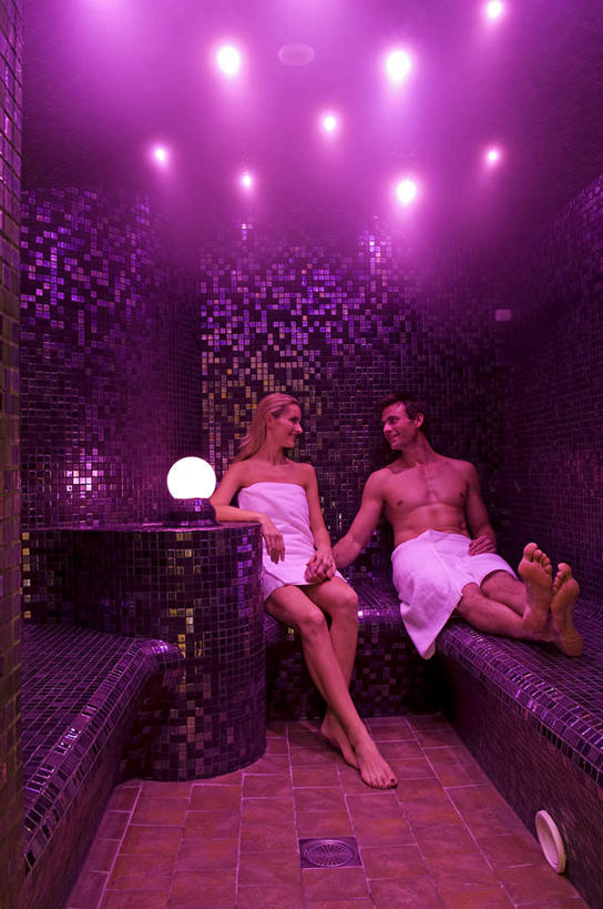 成年人,两个人,美容院,竖图,室外,美容,酒店,英国,北爱尔兰,光纤,浪漫,看,放松,摄影,生活方式,桑拿浴,异性恋,男人,女人,休闲活动,彩图,爱,弗马纳区,伴侣,厄恩湖