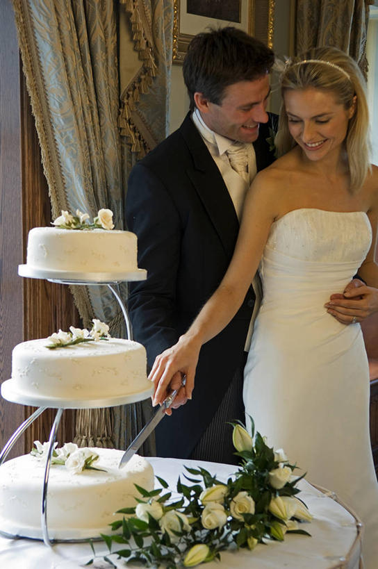 成年人,两个人,丈夫,新娘,新郎,站,微笑,竖图,婚纱,婚礼,幸福,英国,北爱尔兰,正装,层次,浪漫,花,刀,花束,摄影,蜜月,婚姻,多层蛋糕,男人,男性,彩图,爱,弗马纳区,伴侣,结婚蛋糕