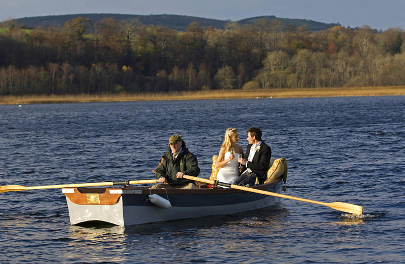 划船,成年人,三个人,丈夫,新娘,新郎,横图,室外,婚纱,婚礼,锻炼,快乐,幸福,比赛,运动,竞争,湖,船,英国,北爱尔兰,正装,浪漫,娱乐,休闲,摄影,体育运动,蜜月,婚姻,荡舟,体育,男人,男性,彩图,健身,爱,弗马纳区,伴侣