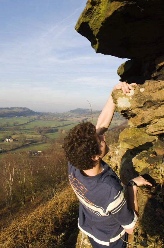 儿童,少年,一个人,攀登,竖图,室外,旅游,英国,行人,游客,游人,悬崖,英格兰,路人,旅客,摄影,生活方式,活动,户外活动,沙岩,柴郡,过客,冒险,男孩,岩石,彩图