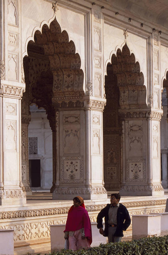 两个人,宫殿,竖图,室外,旅游,城市,建筑,泰姬陵,印度,行人,游客,游人,柱子,拱门,塔,地面,首都,宏伟,路人,旅客,穹顶,装饰物,摄影,宗教,高雅,伊斯兰教,要塞,柱廊,阿格拉城堡,过客,德里,彩图,名声