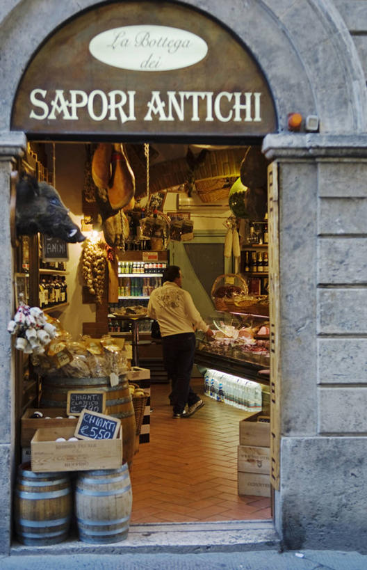 成年人,头,商店,竖图,购物,消费,门,城市,建筑,意大利,欧洲,桶,肉,美味,食品,火腿,猪肉,顾客,零售,人体,摄影,锡耶纳,托斯卡纳区,屠夫,男人,头部,彩图,熟食店