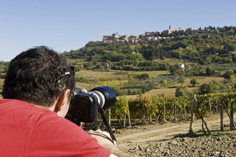 成年人,一个人,摄影师,横图,室外,旅游,美景,山,树林,相机,意大利,欧洲,仅一个男性,行人,游客,游人,地形,景观,文艺复兴,葡萄园,路人,旅客,树,自然,景色,摄影,自然风光,托斯卡纳区,过客,蒙达普西安诺,男人,彩图