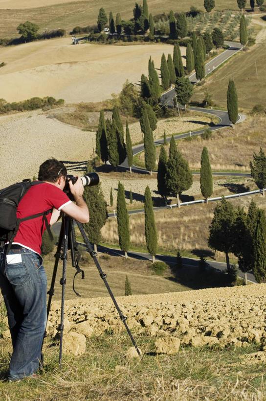 成年人,眼睛,一个人,摄影师,竖图,室外,旅游,风,路,柏树,相机,意大利,欧洲,瞳孔,仅一个男性,行人,游客,游人,弯腰,弯曲,地形,路人,旅客,树,人体,眼部,摄影,透镜,三脚架,托斯卡纳区,维得斯卡,皮恩札,过客,男人,眼,针叶树,彩图,丝柏