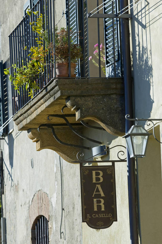 无人,酒吧,栏杆,竖图,植物,门,阳台,建筑,意大利,欧洲,标志,百叶窗,摄影,铁艺,托斯卡纳区,忠告,蒙达普西安诺,彩图