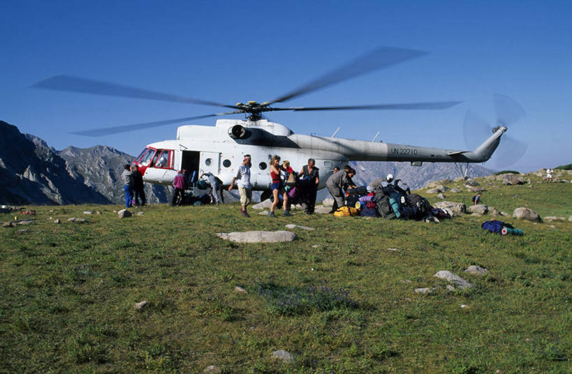 横图,室外,旅游,度假,山,山脉,哈萨克斯坦,亚洲,乘客,行人,游客,游人,帐篷,高原,娱乐,路人,旅客,草,享受,休闲,放松,运输,摄影,直升机,中亚,露营,天山山脉,过客,冒险,彩图