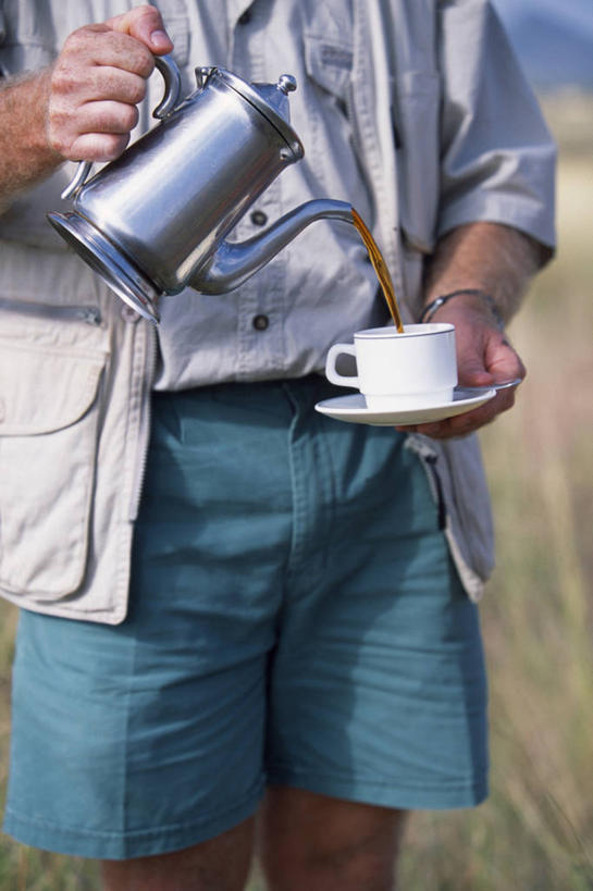 一个人,导游,竖图,室外,度假,非洲,肯尼亚,倒,咖啡杯,咖啡壶,饮料,摄影,国家公园,野生动物保护区,自然保护区,彩图