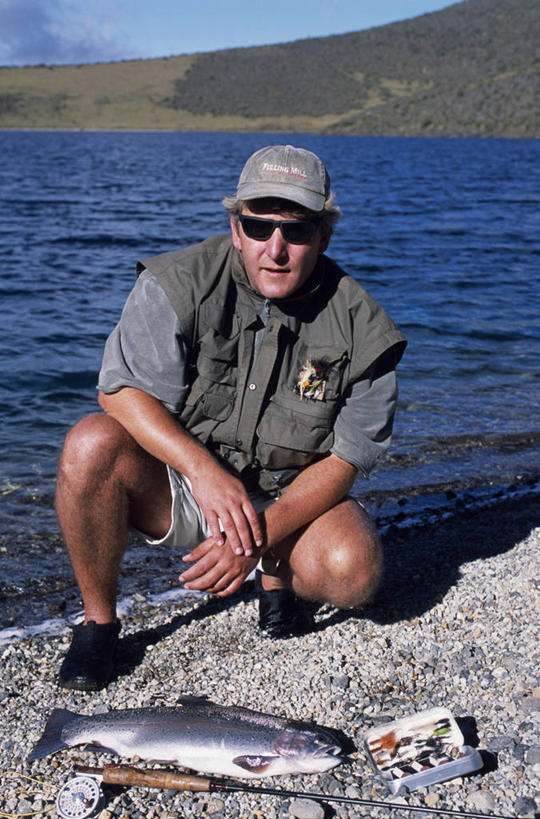 成年人,一个人,竖图,室外,旅游,度假,湖,鳟鱼,非洲,肯尼亚,仅一个男性,行人,游客,游人,地形,鱼类,路人,旅客,蓝色,摄影,宁静,虹鳟鱼,肯尼亚山,过客,男人,休闲活动,彩图,钓鱼