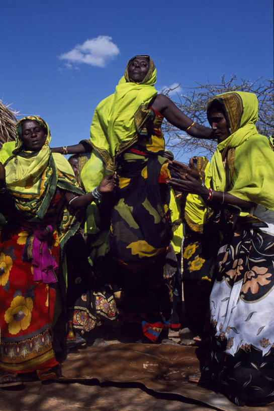 儿童,成年人,公园,跳,鼓掌,竖图,彩色,婚礼,快乐,项链,珠宝,非洲,肯尼亚,庆祝,装饰,珠子,结婚,喜庆,摄影,纪念,五颜六色,支撑,明亮,色彩斑斓,国家公园,典礼,五彩缤纷,非洲文化,五彩斑斓,阿非利加洲,肯尼亚共和国,式样,五光十色,马萨比特国家公园,女孩,女人,彩图,传统服装,高兴,舞蹈,传统文化