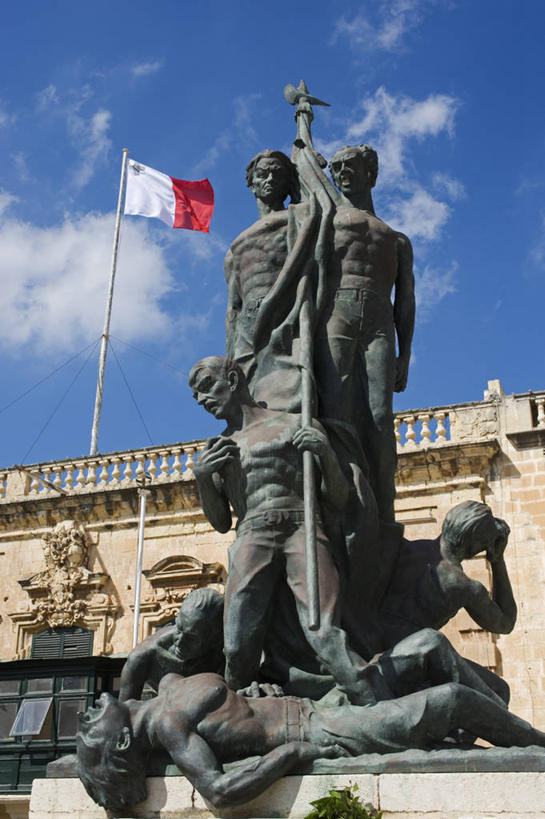 无人,竖图,城市,建筑,旗帜,国旗,雕塑,欧洲,马耳他,雕像,岛,纪念碑,首都,战争纪念碑,地标建筑,摄影,纪念,留念,徽章,瓦莱塔,地中海文化,南欧,怀念,巴洛克风格,群岛,彩图,皇宫广场,联合国教科文组织