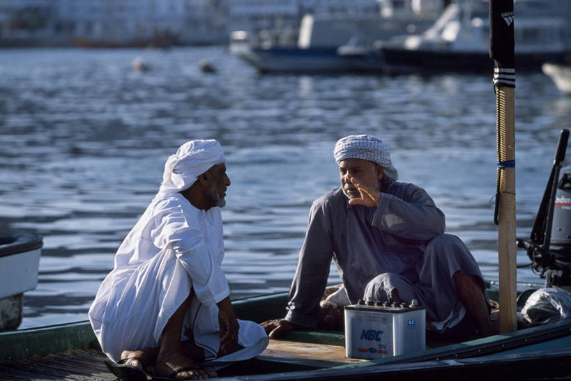 成年人,两个人,渔夫,坐,横图,满意,水,船,阿曼,亚洲,渔船,首都,衣服,摄影,波斯湾,大马斯喀特,男人,中东人,彩图,钓鱼,电池,传统文化