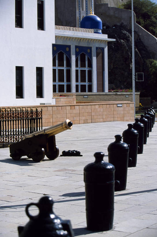 无人,竖图,阿曼,亚洲,枪支,人行道,首都,炮,武器,摄影,宗教,尖塔,圆顶建筑,宗教建筑,政府,波斯湾,大马斯喀特,系船柱,彩图