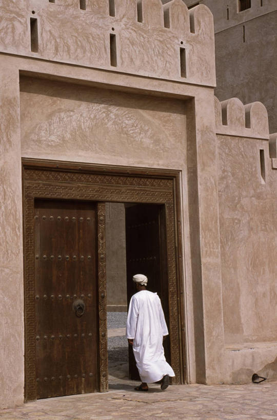 成年人,老年人,一个人,竖图,建筑,阿曼,仅一个男性,仅一个人,城堡,塔,社区,仅一个老年男性,摄影,保护,年龄,要塞,波斯湾,老年男性,男人,男性,彩图