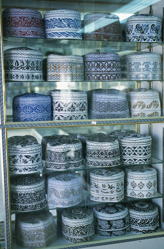 无人,商店,竖图,彩色,购物,柜子,帽子,阿曼,一排,整齐,头饰,眼镜,排列,摄影,五颜六色,色彩斑斓,队列,五彩缤纷,波斯湾,五彩斑斓,塞拉莱,式样,五光十色,彩图,传统文化