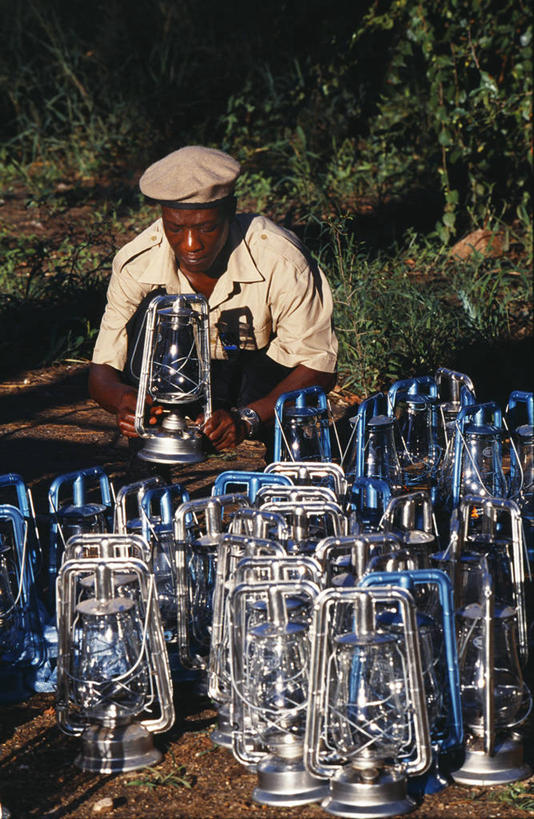 成年人,一个人,导游,竖图,室外,旅游,度假,南非,仅一个男性,行人,游客,游人,工作,路人,旅客,灯,摄影,国家公园,油灯,克鲁格国家公园,普马兰加省,过客,男人,彩图