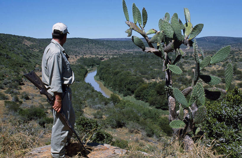 成年人,一个人,横图,室外,仙人掌,南非,仅一个男性,枪支,地形,看,猎枪,武器,摄影,享乐,来福枪,野生动物保护区,自然保护区,东开普省,男人,彩图,护林员,独处