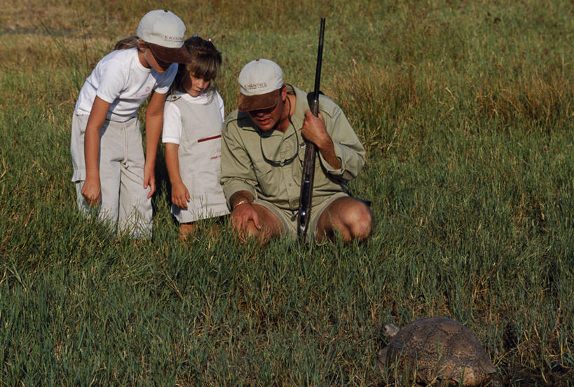 儿童,成年人,三个人,家庭,横图,旅游,度假,芦荟,龟,野生动物,南非,枪支,教育,娱乐,动物,教,享受,休闲,放松,摄影,食草动物,保护,生态,解释,野生动物保护区,东开普省,男人,女孩,彩图,护林员