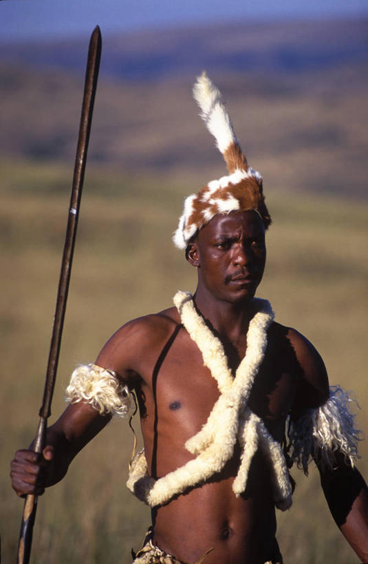 成年人,一个人,竖图,非洲,南非,仅一个男性,武器,摄影,羊皮,肖像,进攻,矛,非洲文化,阿非利加洲,南非共和国,夸祖鲁.纳塔尔省,男人,非洲人,彩图,传统服装,传统文化