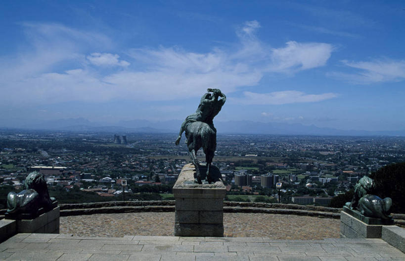 横图,室外,旅游,度假,美景,城市风光,城市,马,雕塑,非洲,南非,行人,游客,游人,雕像,屋顶,地平线,景观,纪念碑,首都,宏伟,娱乐,路人,旅客,风景,地标建筑,看,享受,休闲,景色,放松,摄影,纪念,留念,怀念,视角,开普敦,桌山,省会,阿非利加洲,立法首都,南非共和国,西开普省,过客,彩图,开普半岛