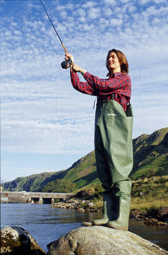 成年人,一个人,竖图,室外,运动,河流,山,水,仅一个女性,图案,图形,地形,几何,菱形,苏格兰,摄影,数学,女人,钓竿,彩图,钓鱼,几何学,几何图形