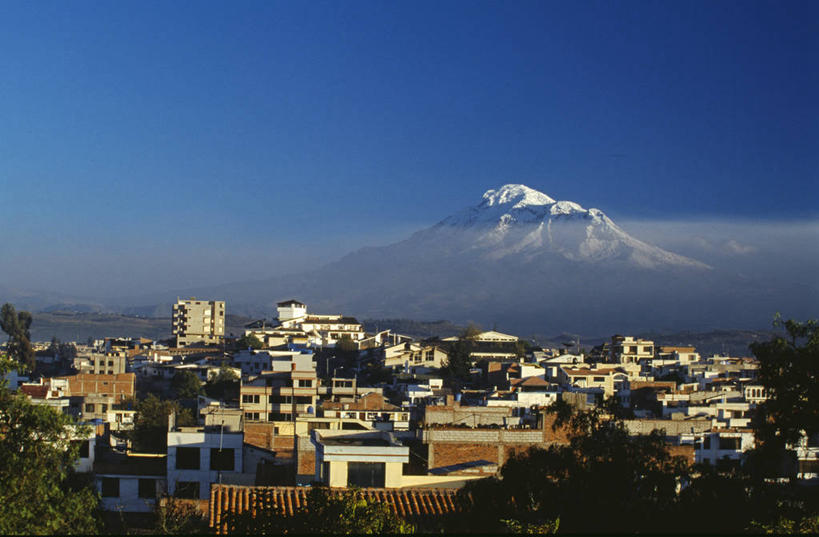 无人,横图,俯视,航拍,室外,日出,火山,山,雪山,雾,城市,厄瓜多尔,山顶,烟雾,城镇,黎明,烟,南美,摄影,南美洲,早晨,拉丁美洲,鸟瞰,美洲,亚美利加洲,南亚美利加洲,厄瓜多尔共和国,死火山,岩石,彩图,高角度拍摄,旅行,钦博拉索山