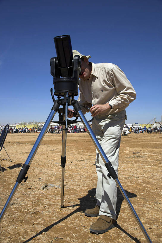 西方人,成年人,中年人,老年人,一个人,竖图,欧洲,非洲,埃及,欧洲人,仅一个男性,日食,看,摄影,观看,中东,三脚架,北非,天文学家,老年男性,男人,白种人,食,彩图