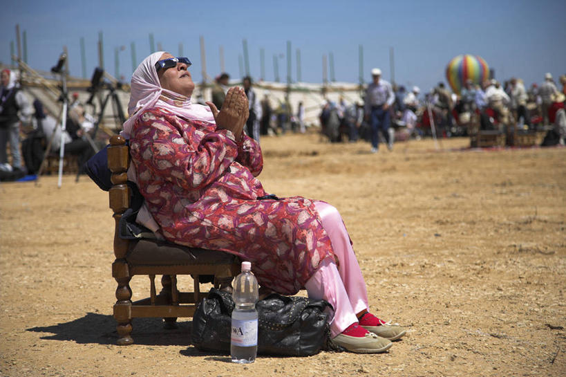 成年人,一个人,坐,横图,非洲,埃及,仅一个女性,日食,太阳镜,看,祈祷,摄影,宗教,星座,观看,伊斯兰教,中东,北非,宗教服装,天文学家,女人,食,彩图