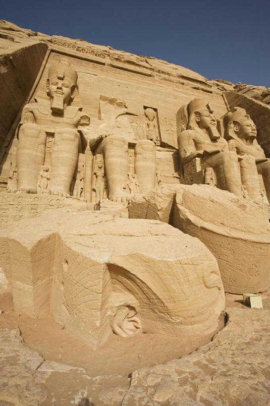 成年人,无人,竖图,室外,旅游,度假,城市,建筑,非洲,埃及,苏丹,雕像,岛,历史,摄影,宗教,巨大,庞大,考古学,中东,法老,北非,首府,埃及文化,阿拉伯埃及共和国,金字塔之国,棉花之国,阿斯旺,阿斯旺省,阿非利加洲,宏大,硕大,伟大,古埃及文明,古代文明,苏丹共和国,努比亚,库赖迈,男人,彩图,传统服装,努比亚文物遗址,努比亚遗址,传统文化,联合国教科文组织,纳赛尔湖