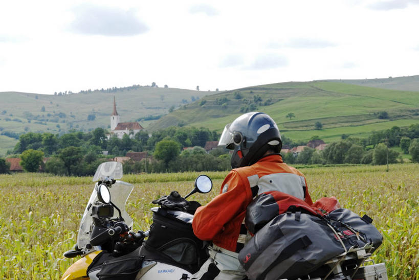 一个人,教堂,横图,玉米,山,山脉,摩托车,欧洲,罗马尼亚,头饰,地形,田地,乡村,安全帽,行李,摄影,特兰西瓦尼亚,彩图