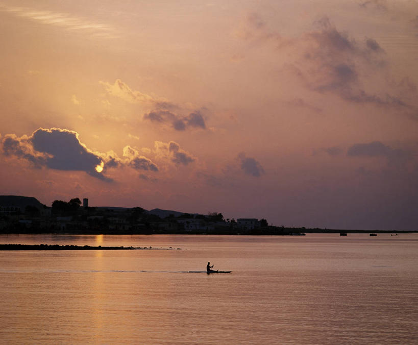 划船,无人,横图,室外,海洋,日落,水,船,非洲,吉布提,一排,整齐,排列,粉色,红色,黄昏,橙色,摄影,宁静,桨,队列,独木舟,彩图,钓鱼,亚丁湾