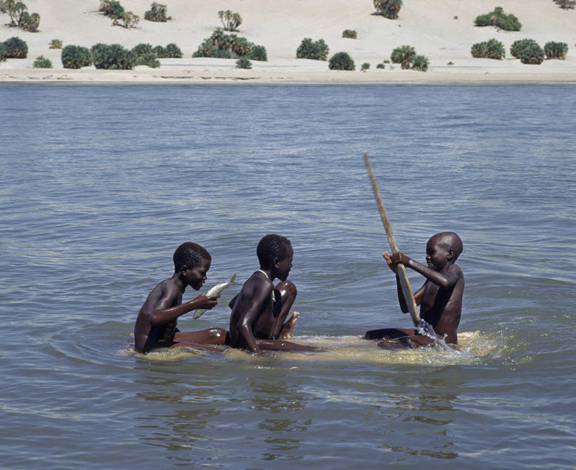 儿童,三个人,横图,室外,纯洁,船,非洲,肯尼亚,可爱,童年,童趣,摄影,横梁,童真,烂漫,无邪,木筏,横杆,美术工艺,天真,男孩,彩图,钓鱼