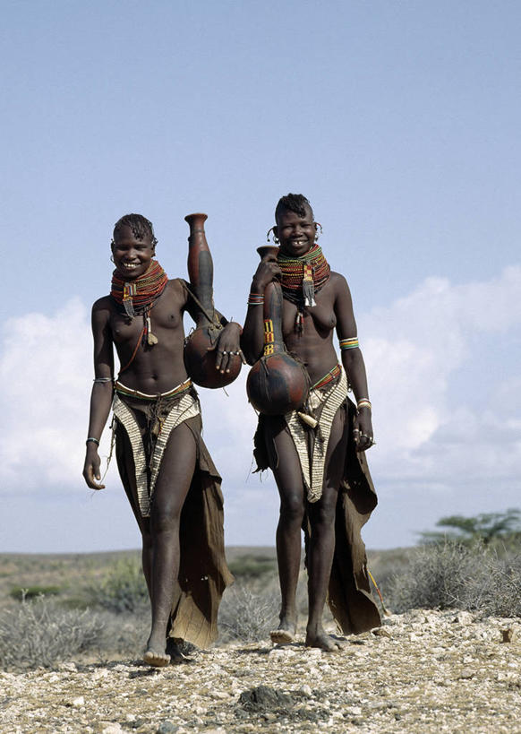 儿童,成年人,两个人,竖图,项链,珠宝,非洲,肯尼亚,珠子,平衡,摄影,运送,装货,非洲文化,女孩,女人,彩图,传统服装,传统文化,家务劳动