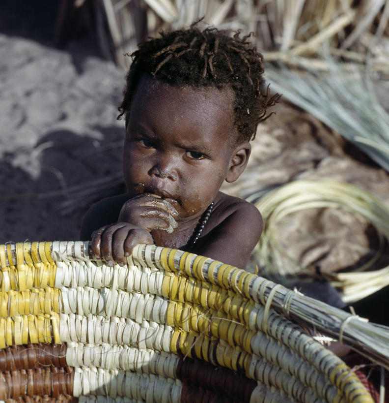 儿童,一个人,竖图,纯洁,非洲,肯尼亚,篮子,纺织,可爱,童年,童趣,摄影,创造力,手艺,童真,烂漫,无邪,织女,式样,技能,美术工艺,天真,彩图