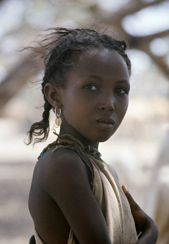 儿童,成年人,一个人,公园,竖图,非洲,肯尼亚,摄影,国家公园,肖像,非洲文化,阿非利加洲,肯尼亚共和国,马萨比特国家公园,女孩,女人,彩图,传统服装,美人,游牧民族