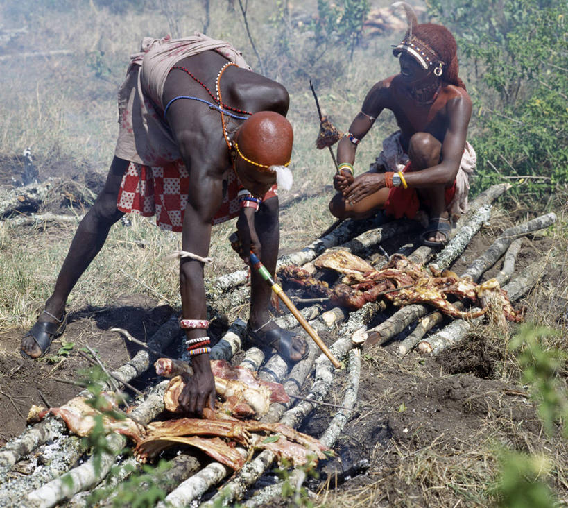 成年人,横图,室内,壁炉,非洲,肯尼亚,黄色,红色,摄影,发辫,非洲文化,开火,男人,烹调,彩图,传统服装,火坑
