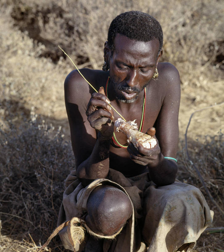 成年人,老年人,一个人,竖图,项链,珠宝,非洲,肯尼亚,仅一个男性,仅一个人,珠子,食品,红色,仅一个老年男性,人体,摄影,腿骨,骨髓,非洲文化,老年男性,男人,男性,彩图,传统服装,传统文化