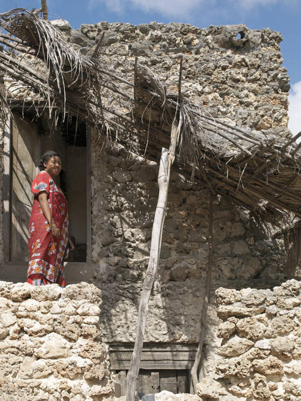 成年人,一个人,家,竖图,门,非洲,肯尼亚,仅一个女性,珊瑚,房屋,屋顶,屋子,草屋,顶棚,馅饼,住宅,树,茅草屋,摄影,住房,法式食品,女人,椰子树,彩图,房子,茅舍,茅屋,小屋