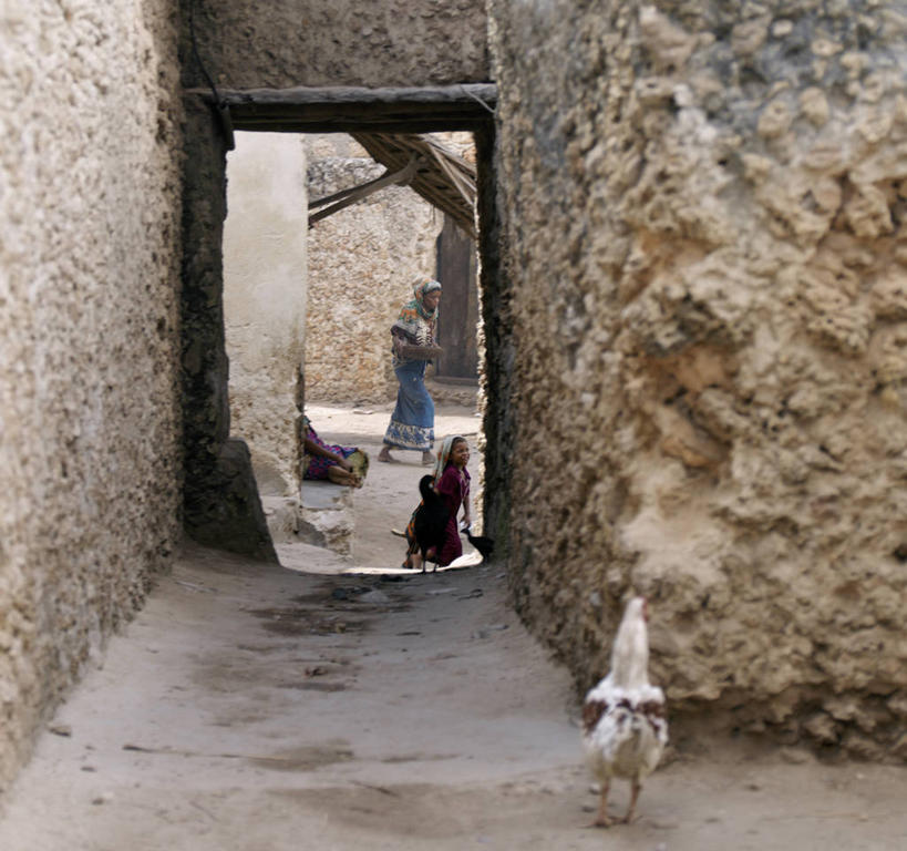 儿童,成年人,家庭,横图,城市,非洲,肯尼亚,珊瑚,拱门,馅饼,温暖,温馨,一家人,摄影,和睦,法式食品,非洲文化,女孩,女人,彩图,融洽,巷