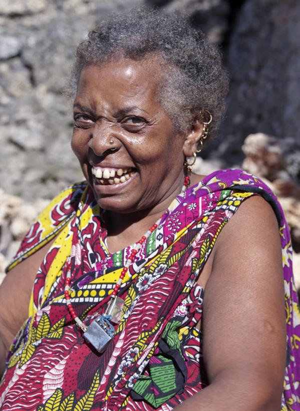 成年人,头发,一个人,笑,微笑,竖图,彩色,快乐,珠宝,非洲,肯尼亚,仅一个女性,馅饼,人体,摄影,五颜六色,明亮,色彩斑斓,肖像,五彩缤纷,法式食品,五彩斑斓,耳饰,五光十色,女人,彩图