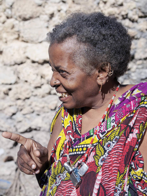 成年人,头发,一个人,笑,微笑,竖图,彩色,快乐,珠宝,非洲,肯尼亚,仅一个女性,馅饼,人体,摄影,五颜六色,明亮,色彩斑斓,肖像,五彩缤纷,法式食品,五彩斑斓,耳饰,五光十色,女人,彩图