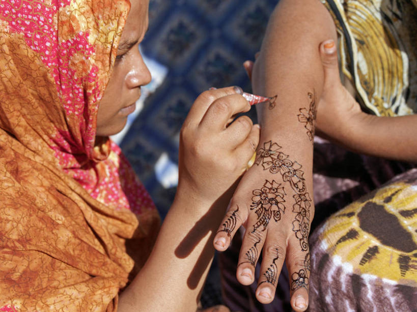 成年人,手,两个人,横图,非洲,肯尼亚,艺术,装饰,彩绘,头巾,头饰,文化,发饰,地标建筑,人体,摄影,部分,复杂,伊斯兰教,人体彩绘,非洲文化,美观,美术工艺,阿伦岛,纹身彩绘,女人,设计,彩图