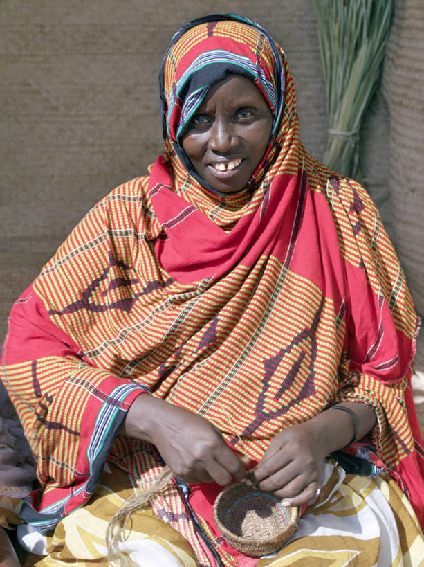 成年人,一个人,竖图,非洲,肯尼亚,仅一个女性,工作,篮子,织物,纺织,工艺品,摄影,创造力,肖像,手艺,非洲文化,织女,式样,技能,美术工艺,阿伦岛,女人,非洲人,彩图,机织物
