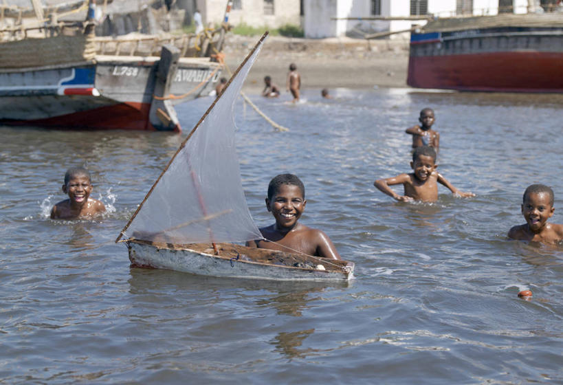 游泳,儿童,笑,微笑,横图,非洲,肯尼亚,活力,乐趣,童年,摄影,享乐,阿伦岛,男孩,彩图,欢乐
