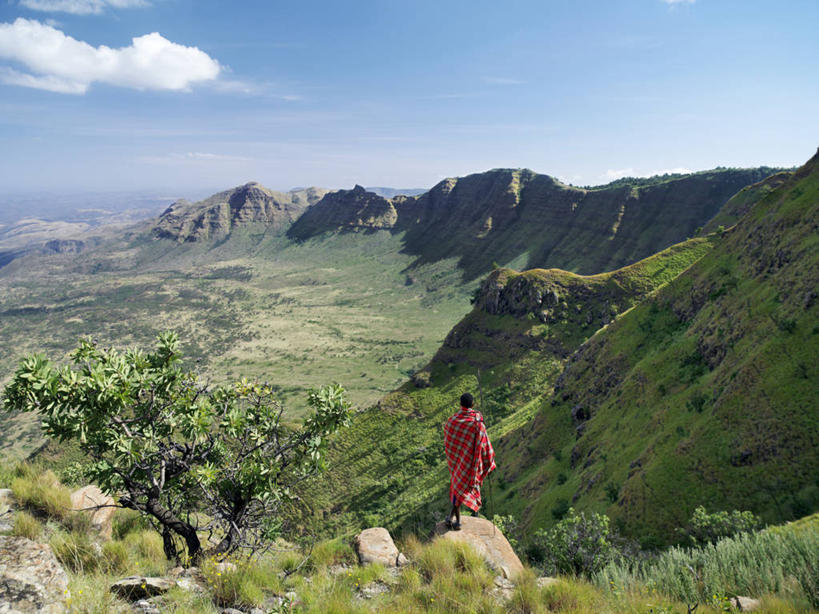 一个人,横图,室外,非洲,肯尼亚,毯子,地平线,地形,雪松,山谷,天气,红色,风景,思考,摄影,峭壁,沟壑,矛,苏格兰高地,地质学,彩图,传统服装